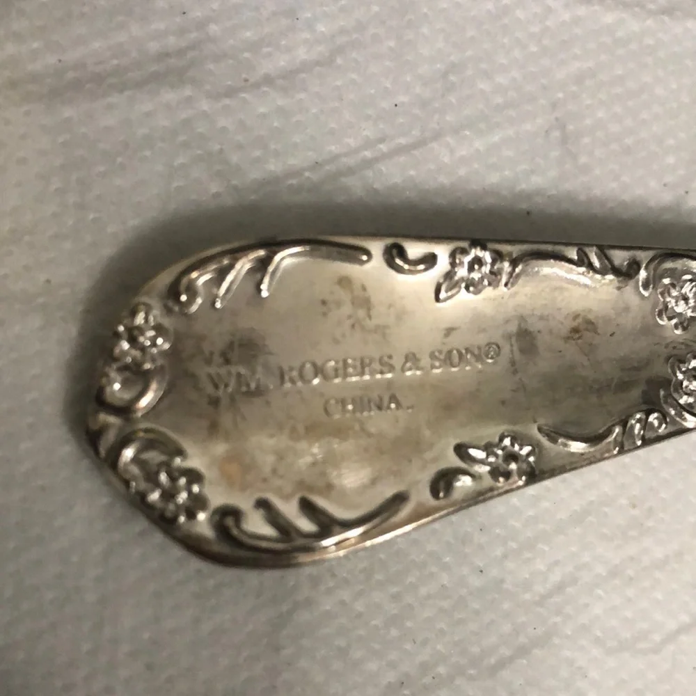 WM ROGERS & SON 24 piece Silver Plated Flatware Set - Elegant Floral Pattern